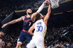 开云体育平台APP-勇士主场击败尼克斯，库里发威，助球队止住颓势