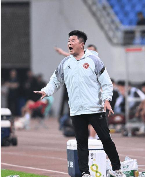 关于中场团结协作,防线坚持抵御对手疯狂冲击的信息 关于中场团结协作,防线坚持抵御对手疯狂冲击的信息