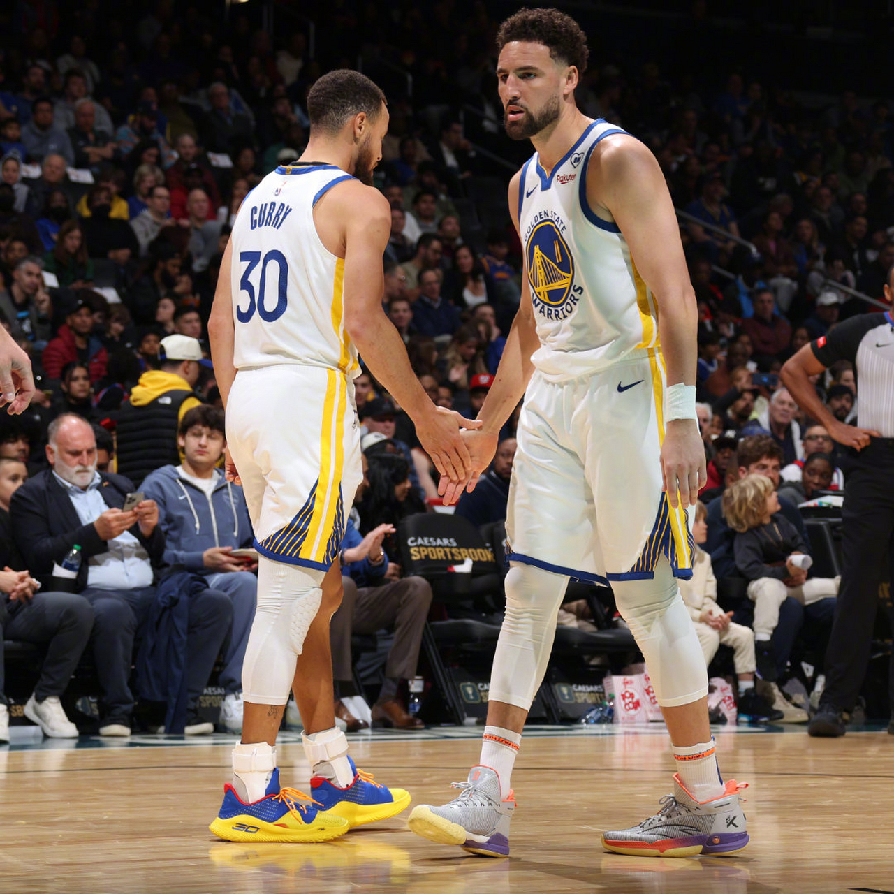 勇士轻取爵士,克莱扛起全队 勇士轻取爵士,克莱扛起全队